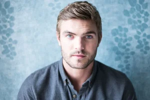 is alex roe married