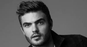 is alex roe married