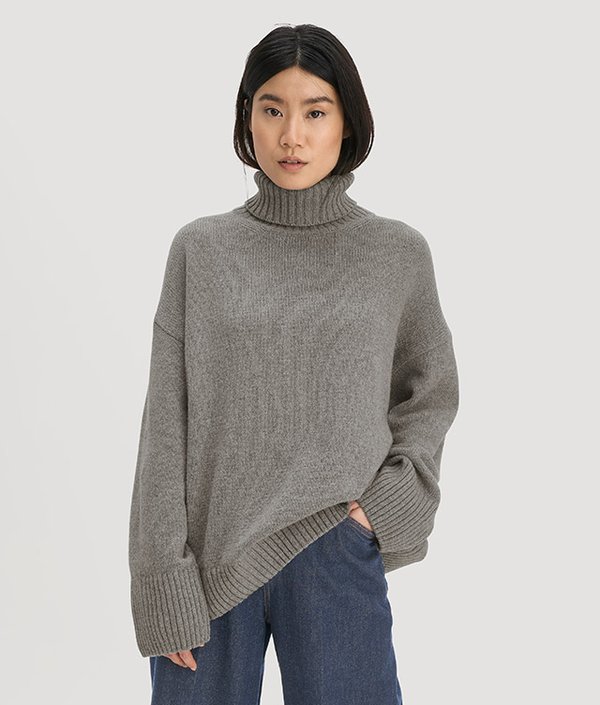 Person wearing a hessnatur-style natural fibre pullover